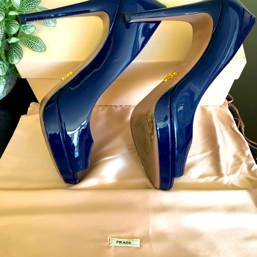 Prada open toe pump in Royal Blue, EU 38 (US 8). 4 1/2“ heel w/ 1/2“ platform. - Picture 5 of 8